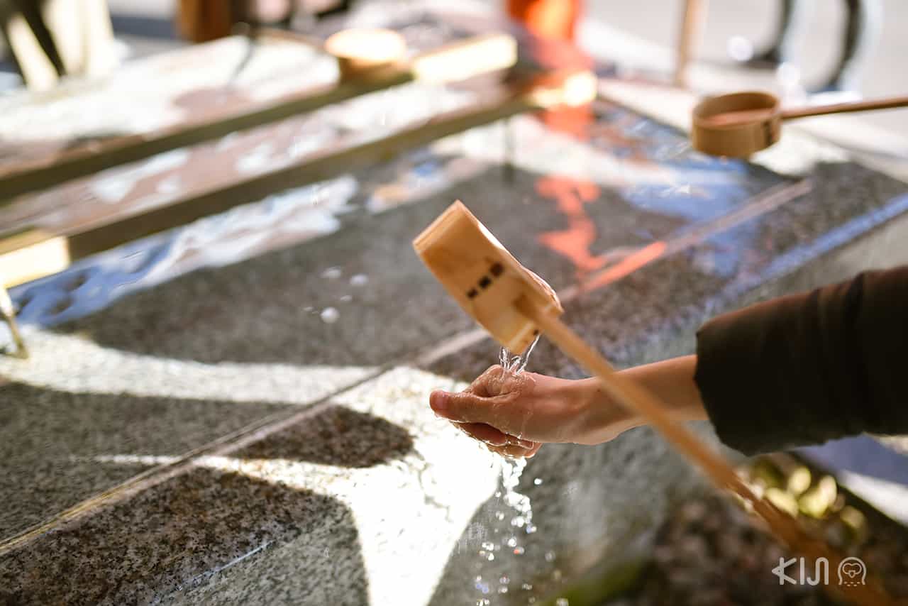 ล้างมือชำระร่างกาย ที่ศาลเจ้าอิคุตะ (Ikuta Shrine) ในโกเบ จังหวัดเฮียวโงะ