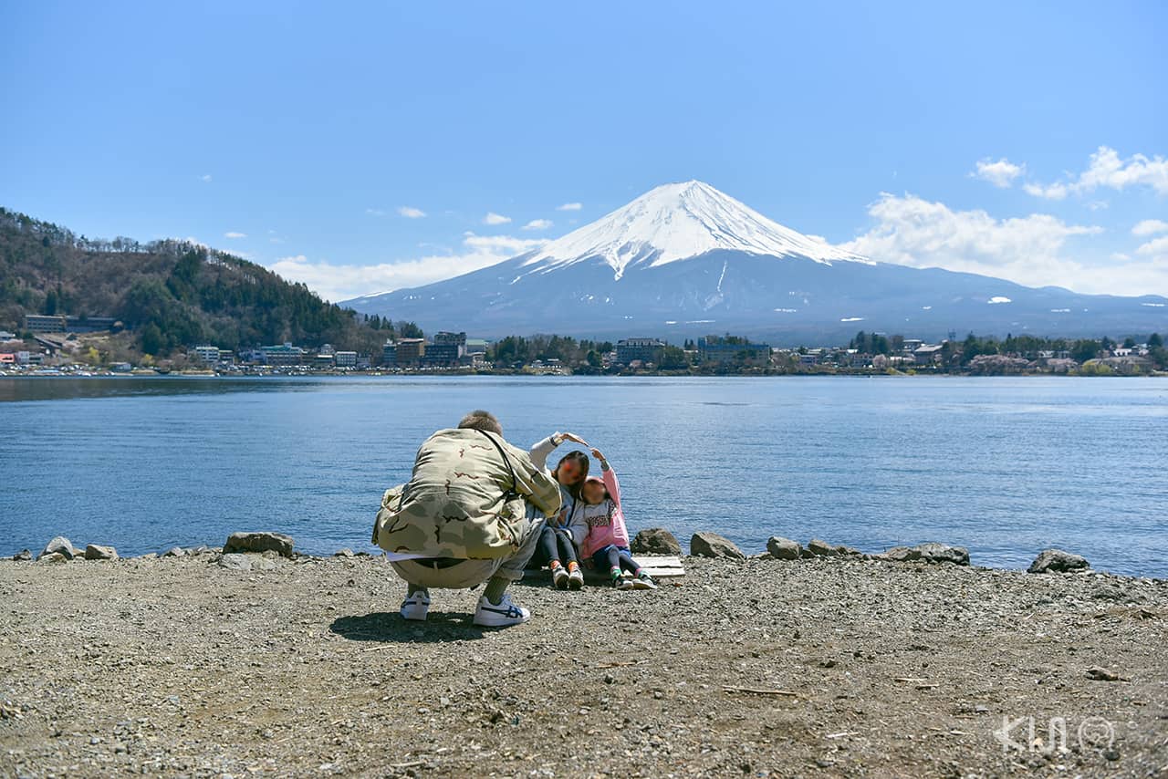 จุดถ่ายรูปริมทะเลสาบ Kawaguchiko ลงบัสที่ป้ายหมายเลข 13