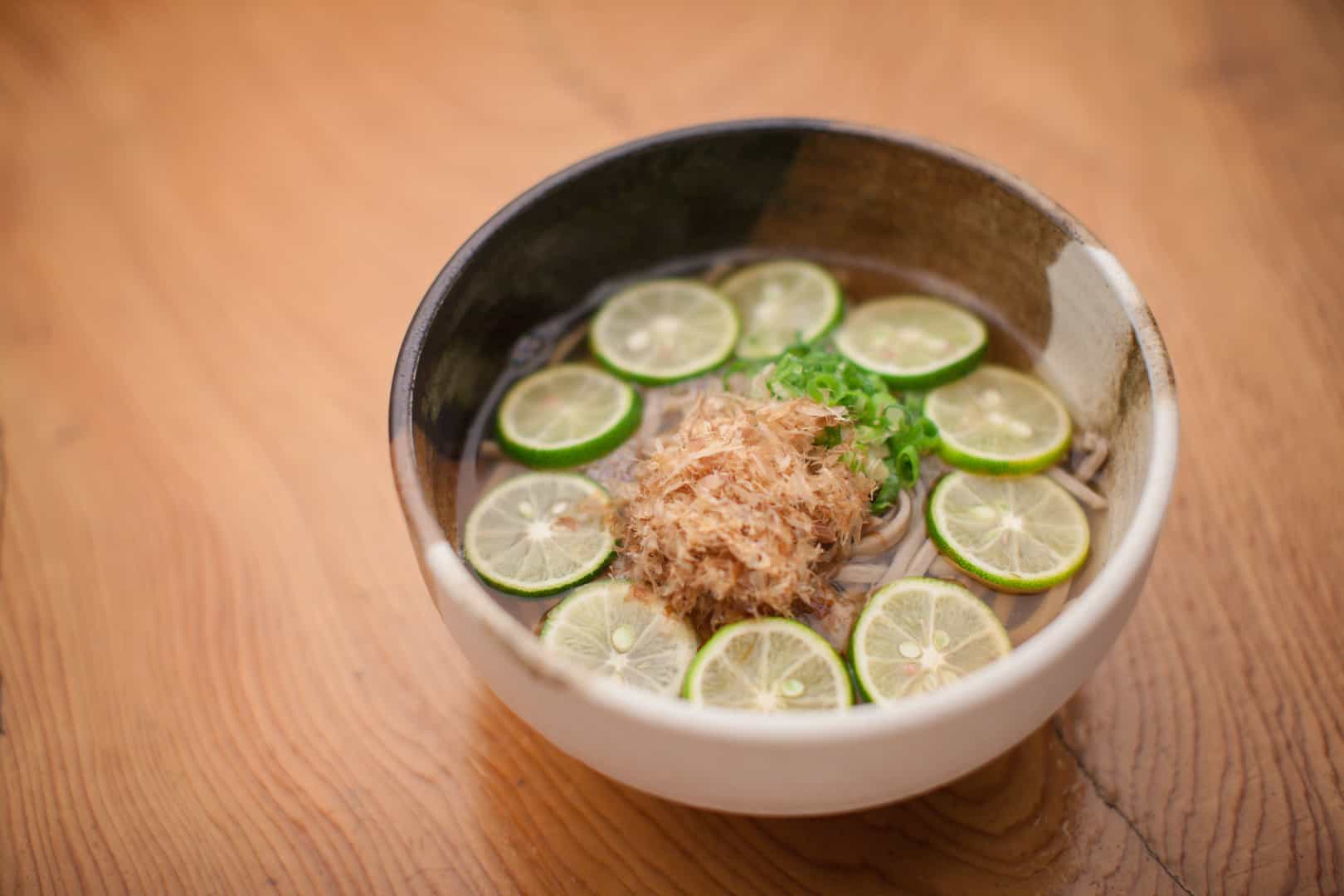 จังหวัดโทคุชิมะ (Tokushima) สาหร่ายวากาเมะ และ มะนาวซึดาจิ