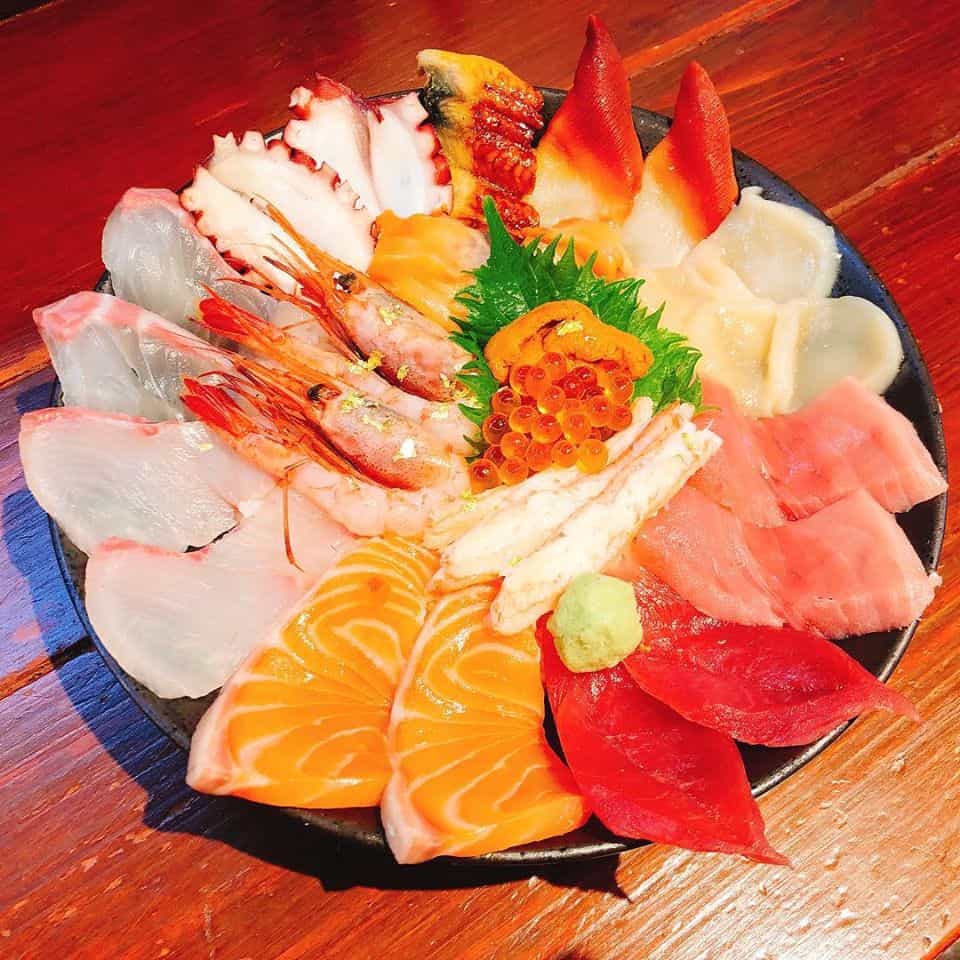 ข้าวหน้าปลาดิบ 魚一 - Kuromon Fish Market