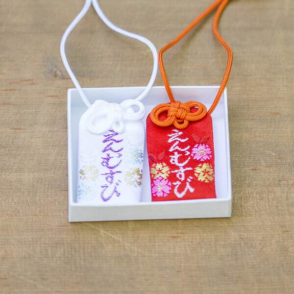 เครื่องรางคู่รัก ที่ ศาลเจ้าอิคุตะ ในโกเบ จังหวัดเฮียวโงะ