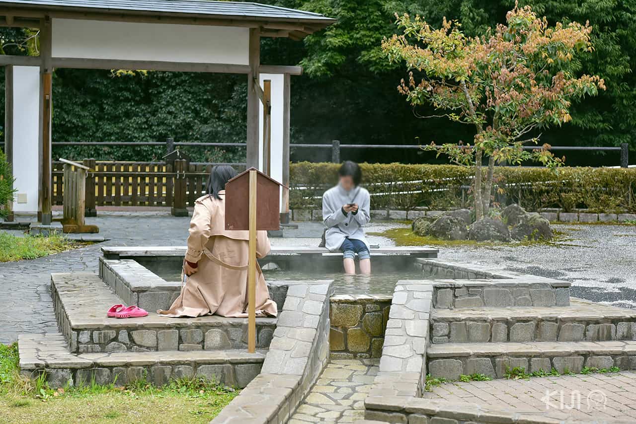 แช่เท้าที่บ่อออนเซ็น Doppo No Yu ในเมือง Yugawara