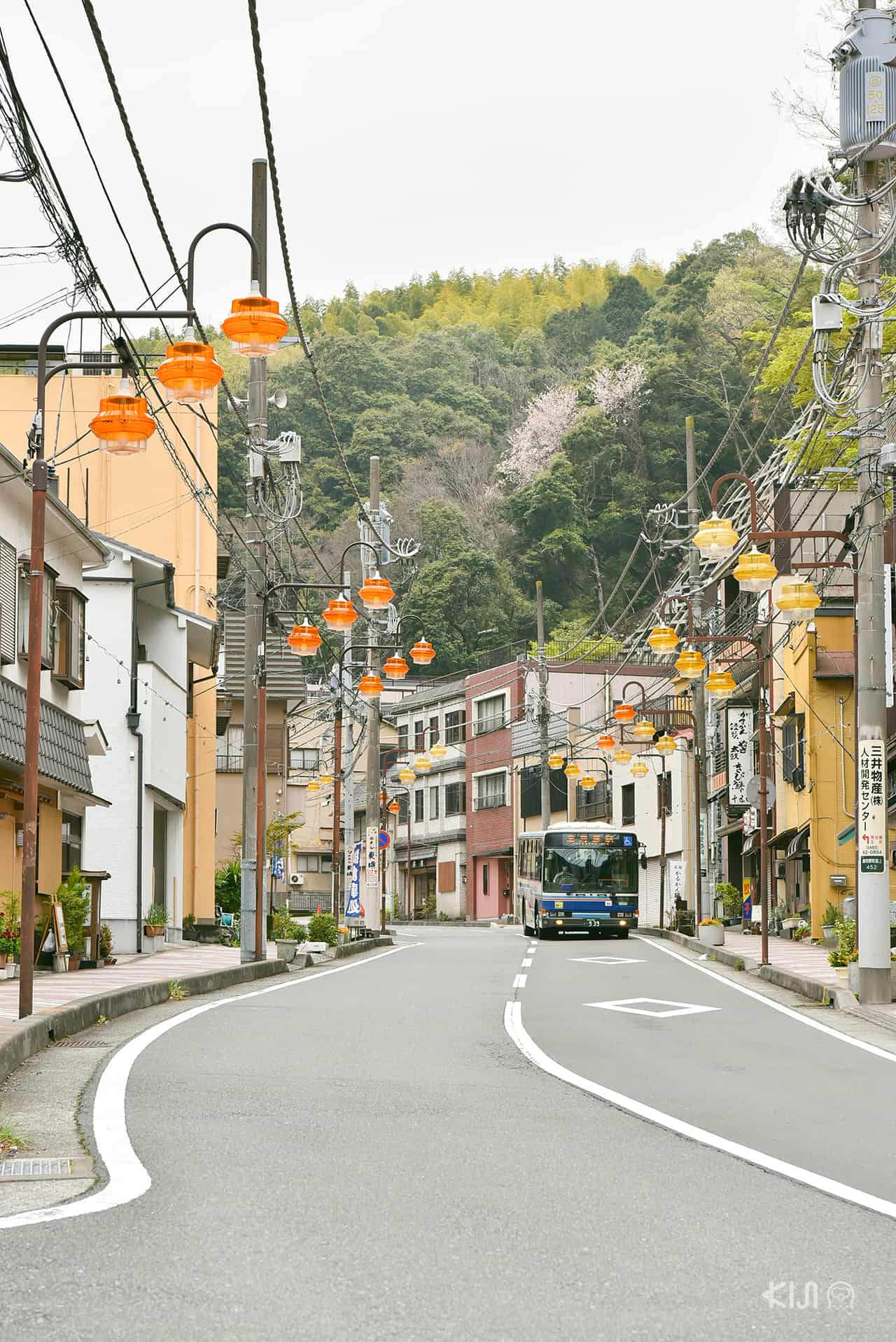 จากสถานียูกาวะระให้นั่งบัสที่หน้าสถานีมาลงที่ป้าย Izumiiriguchi