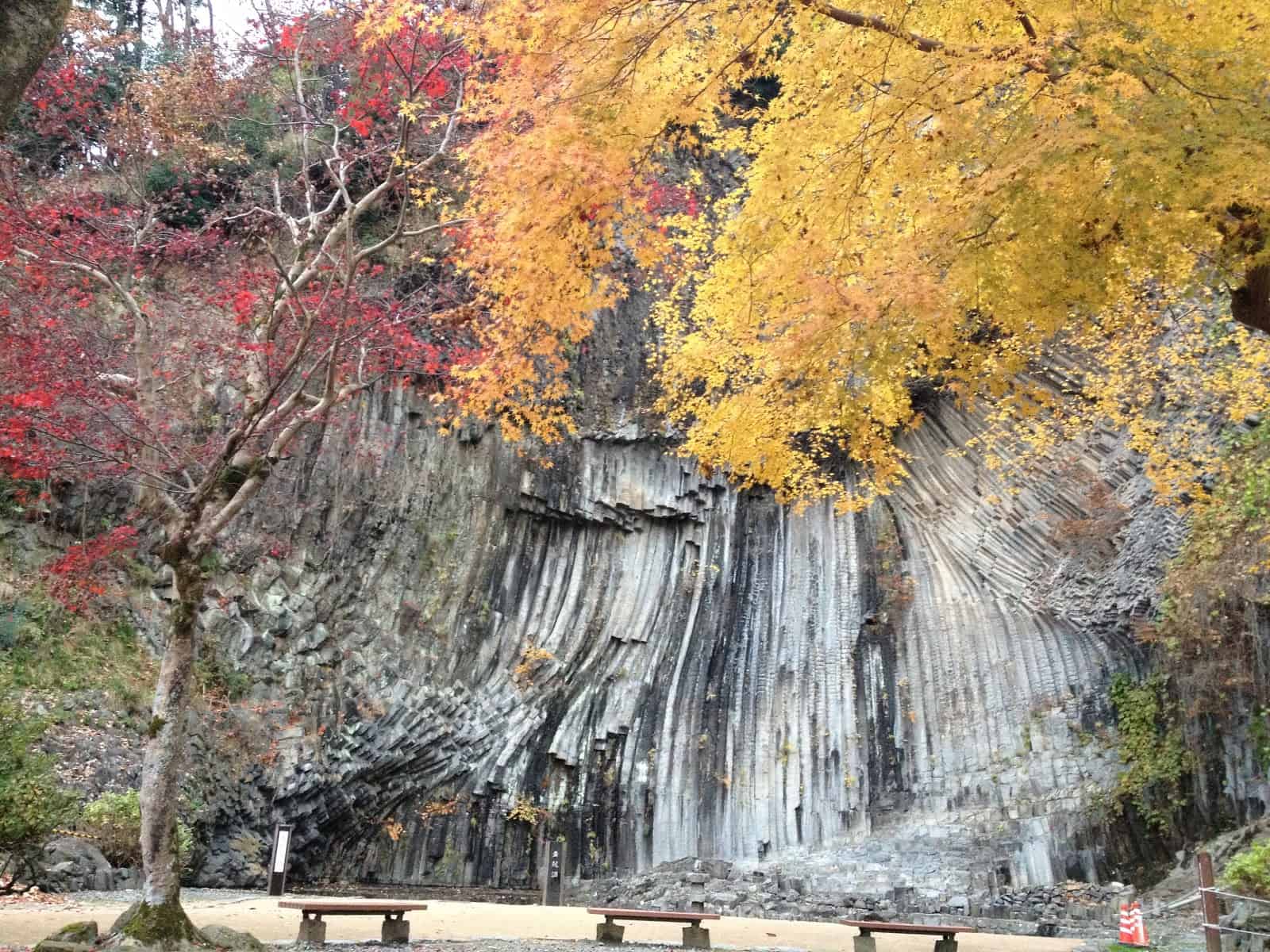 พิกัดชม ใบไม้เปลี่ยนสี คิโนะซากิออนเซ็น (Kinosaki onsen) ถ้ำเก็นบุโด (Genbudo)