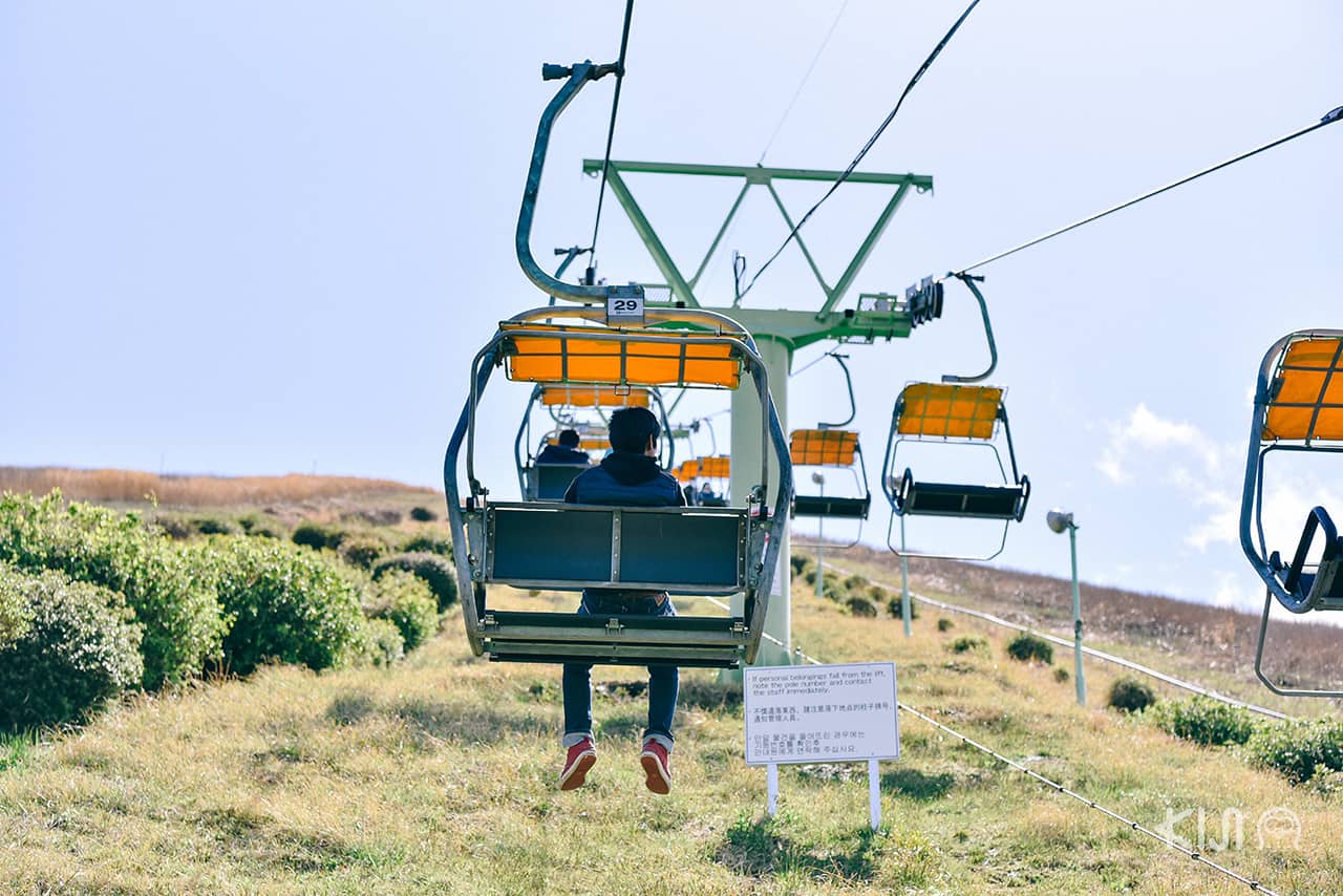 นั่งกระเช้าเพื่อขึ้นไปยังปากปล่องภูเขาไฟของ ภูเขาโอมูโระ