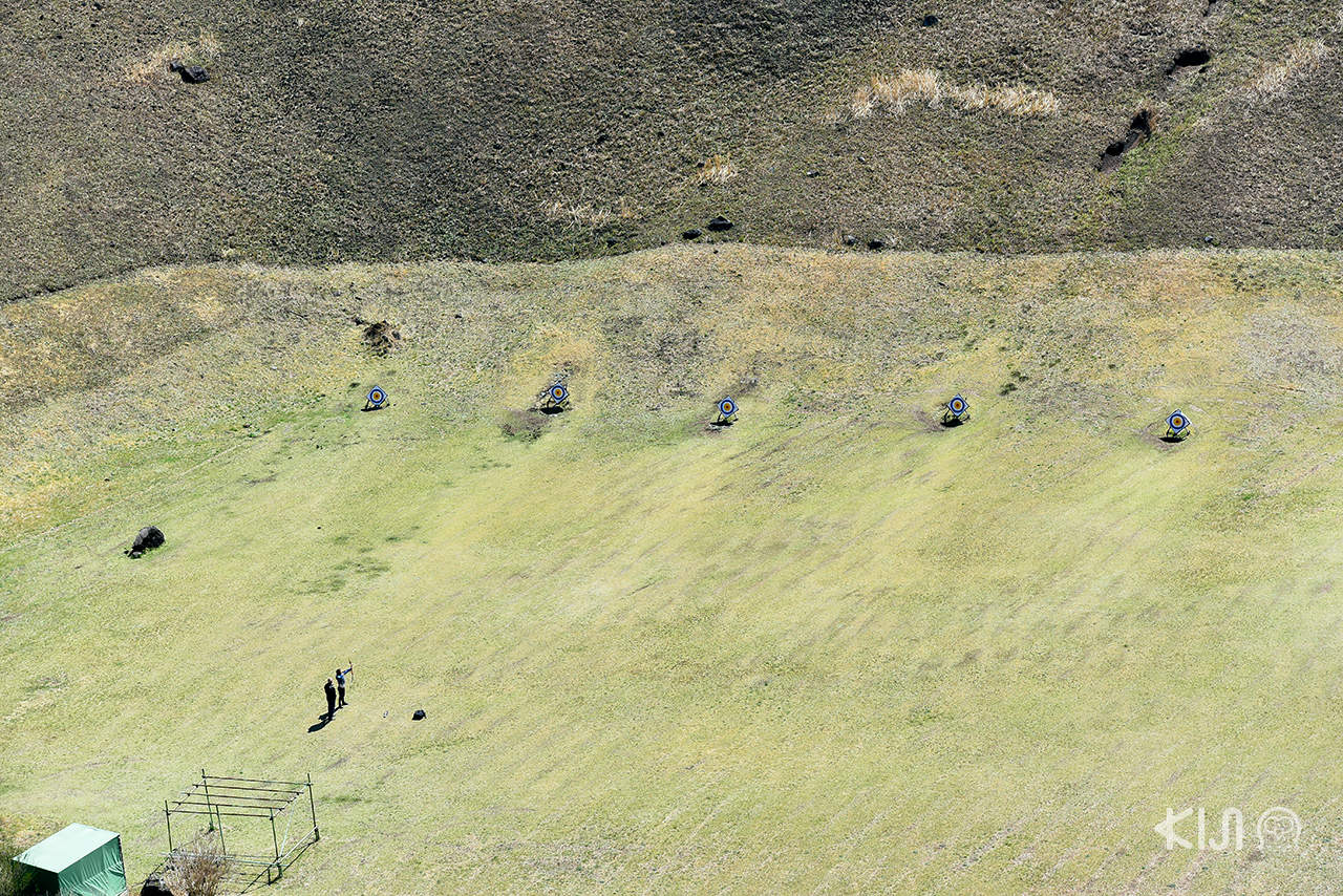 ด้านในปล่อง ภูเขาโอมูโระ ถูกทำให้เป็นที่ยิงธนู