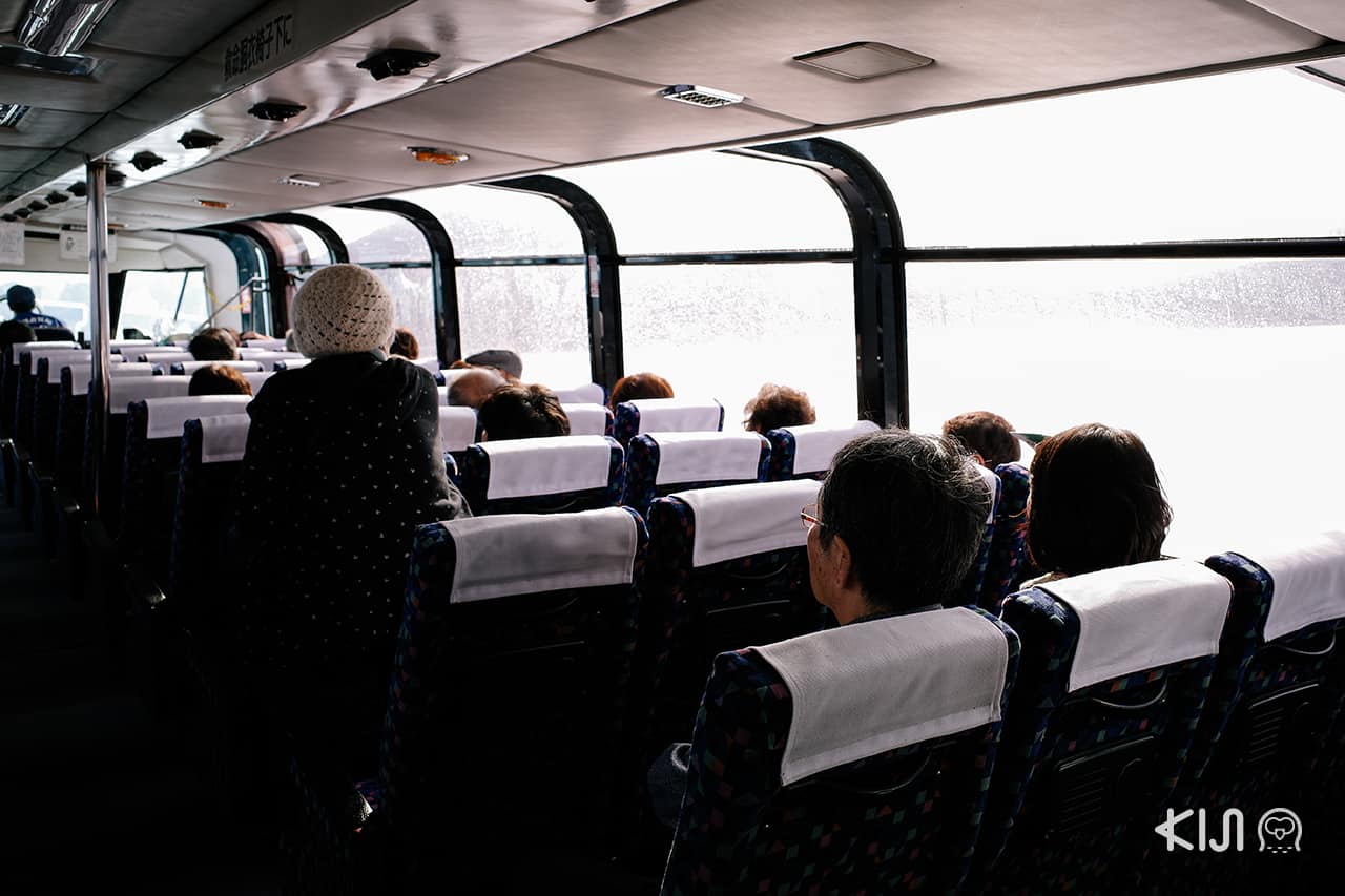 บรรยากาศภายในเรือชม ทะเลสาบทาซาวะ 