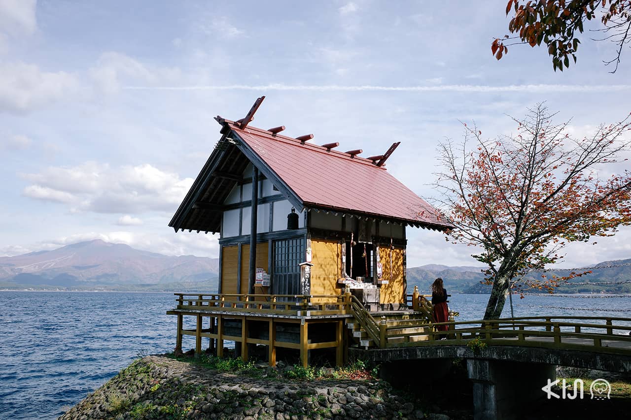 ศาลเจ้าคันซากุ โด่งดังในหมู่คนที่มาขอพรเรื่องความรัก ตั้งอยู่ริม ทะเลสาบทาซาวะ