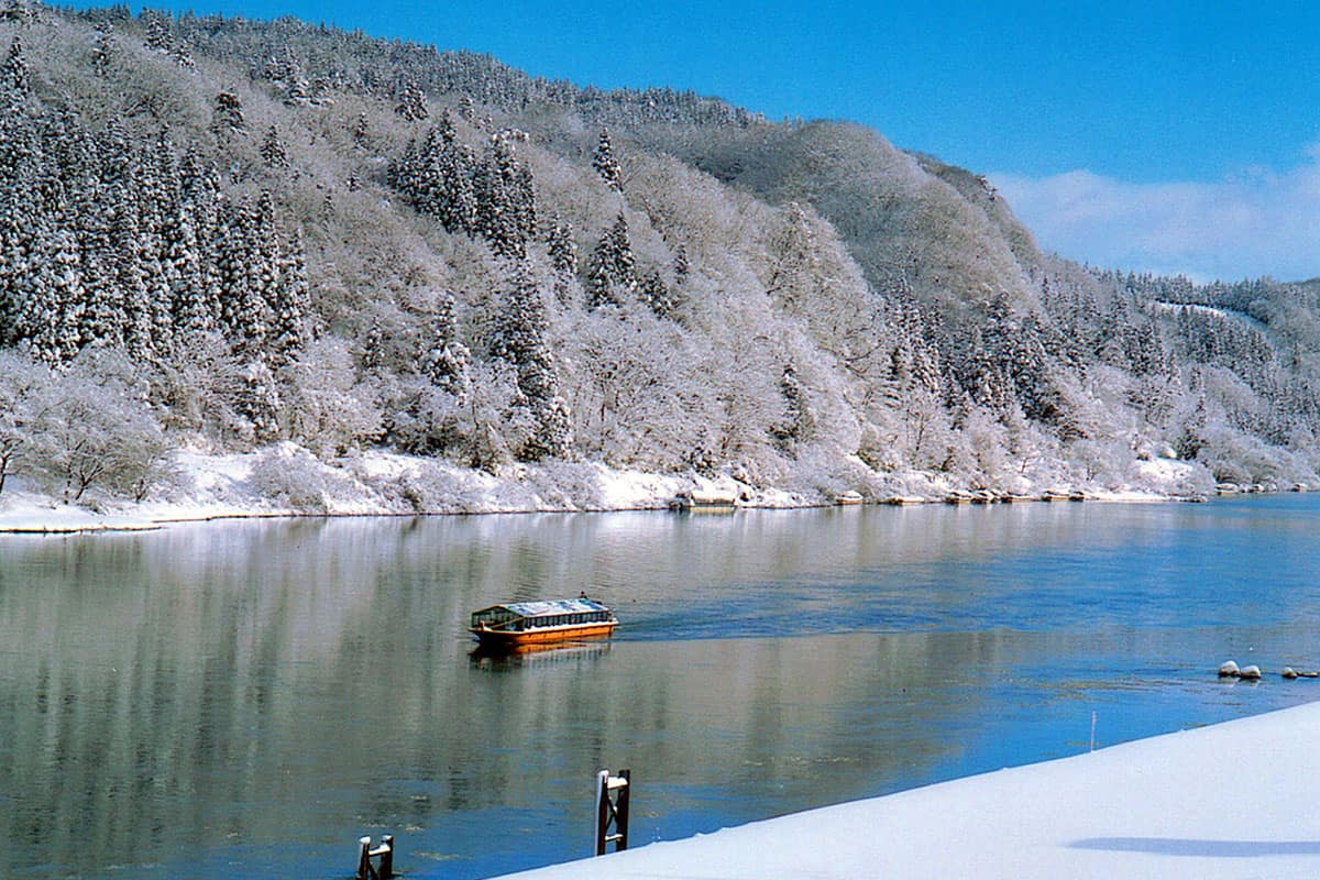 นั่งเรือล่อง แม่น้ำโมกามิ (Mogami River : 最上川) โทโฮคุ ฤดูหนาว
