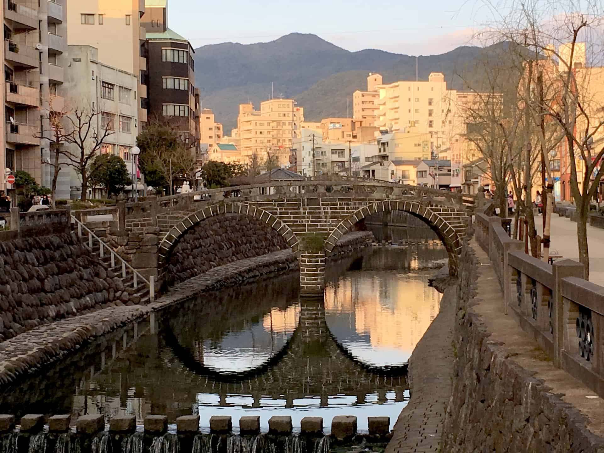 เที่ยว นางาซากิ (Nagasaki) - สะพานแว่นตาเมะกาเนะบาชิ (Meganebashi Bridge)