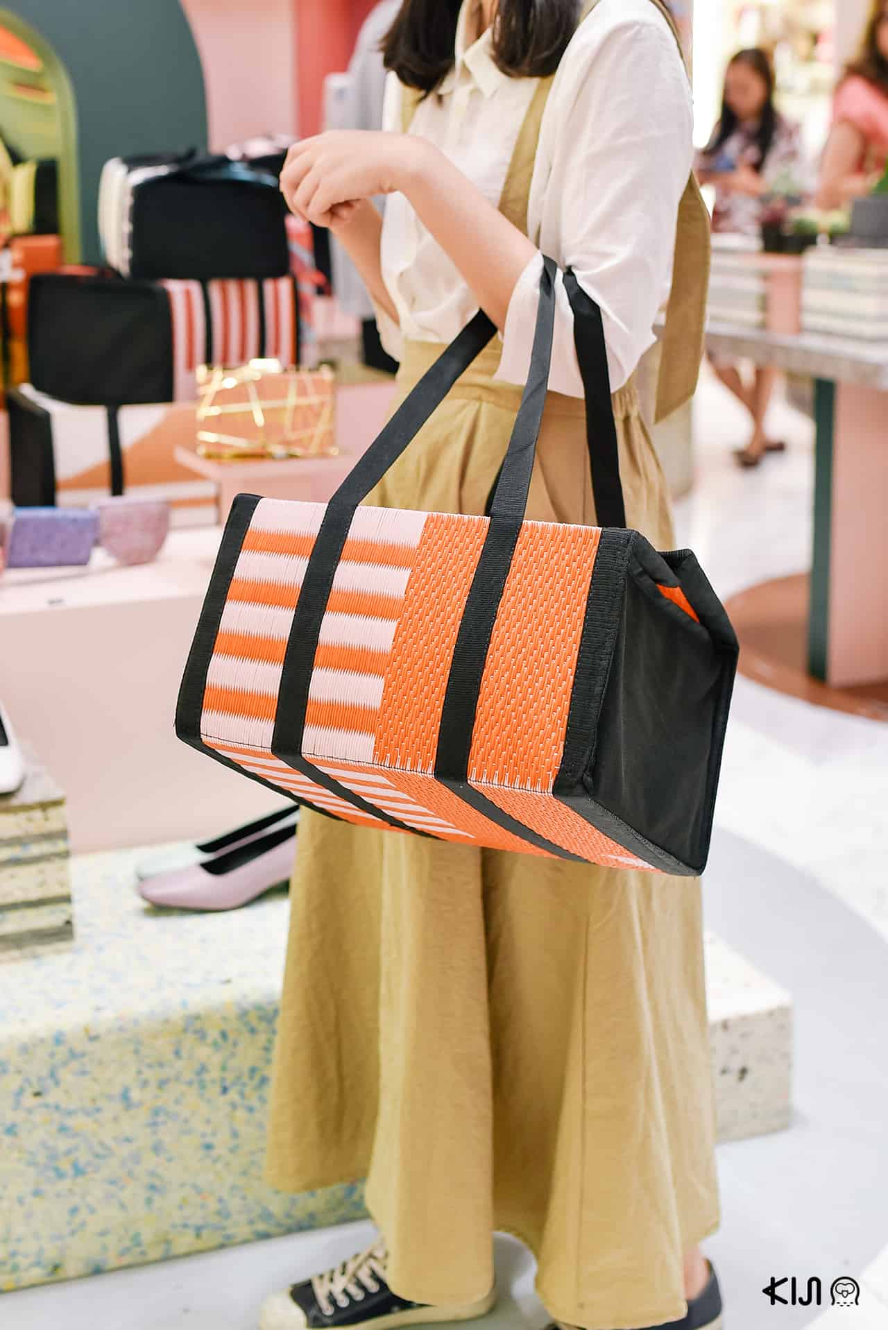 กระเป๋า ในงาน Let’s Give Good เอ็มโพเรียม