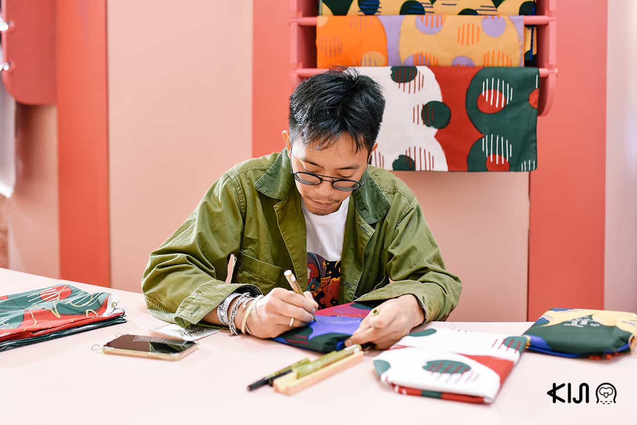 Let’s Give Good เอ็มโพเรียม