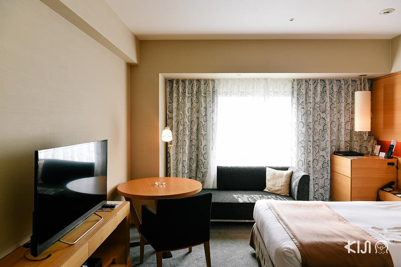 ็Hotel Metropolitan Akita มีชุดโต๊ะเล็กๆและชุดโซฟาให้นั่งผ่อนคลาย