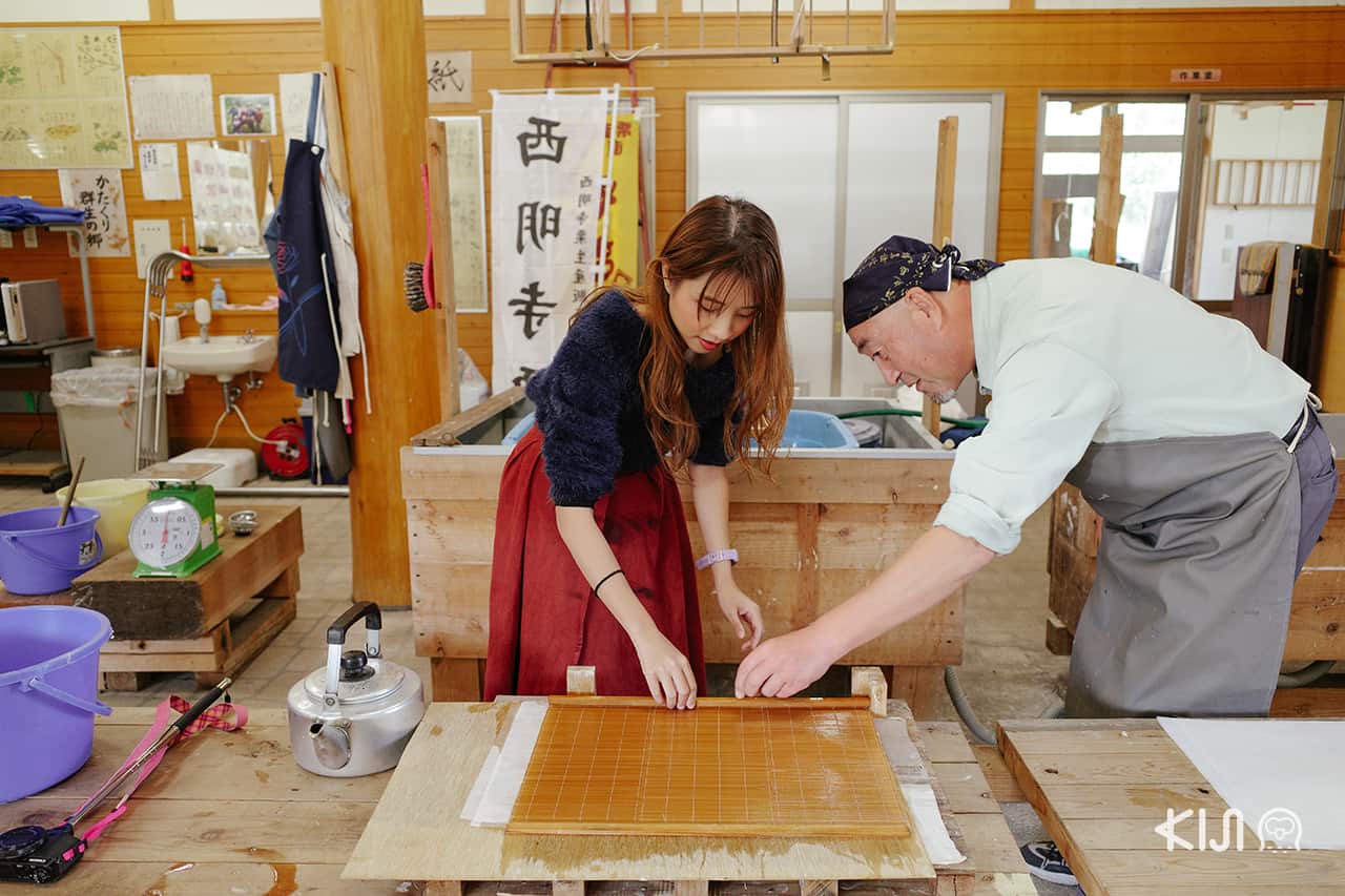 ภายในอาคาร Katakuri Center มีเวิร์คช็อปสอนทำกระดาษญี่ปุ่น (Washi)