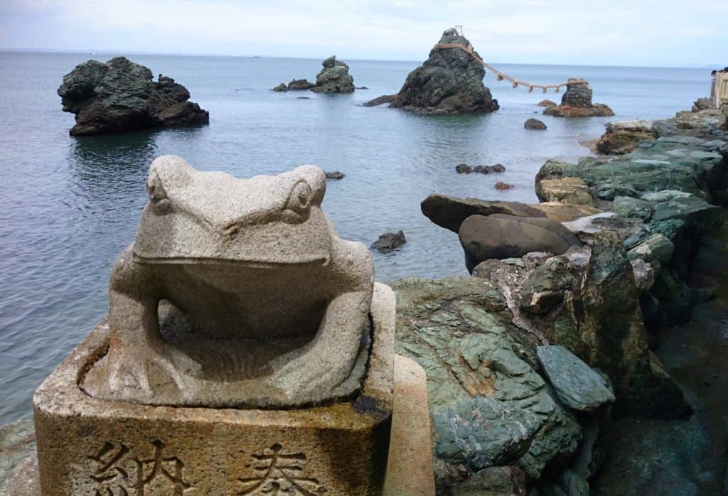 หินเมโอโตะอิวะ (Meotoiwa)