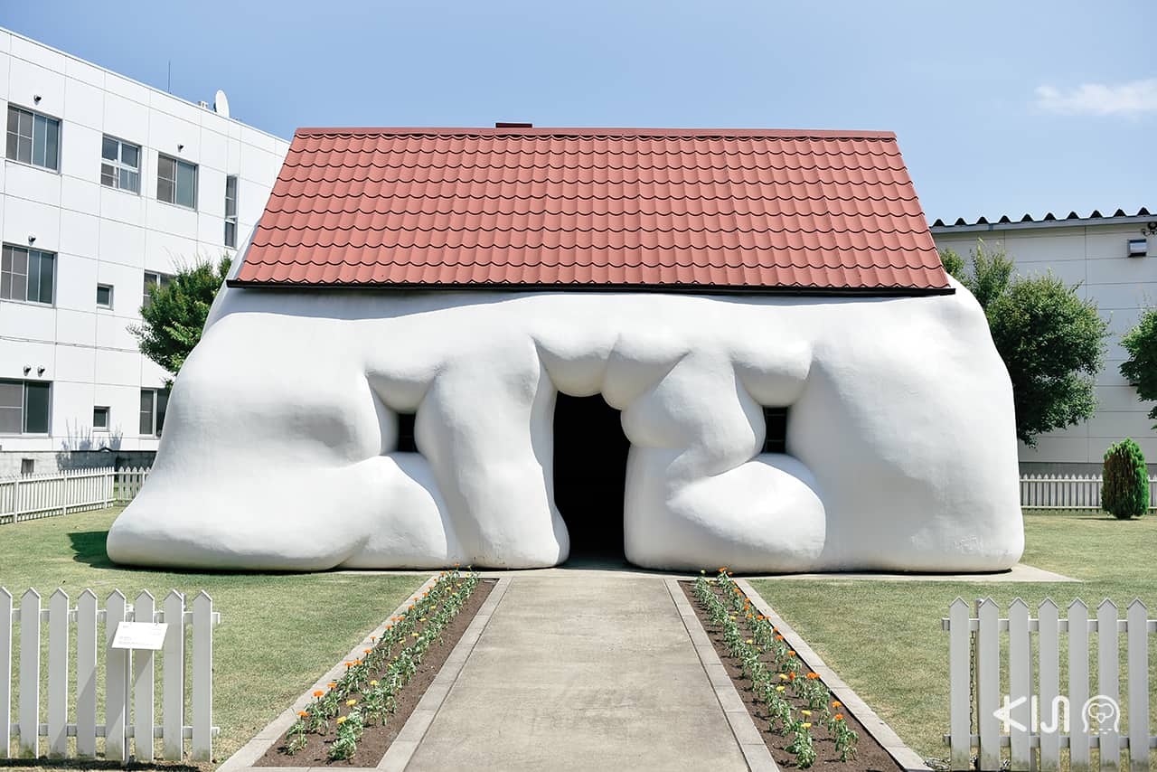 Fat House & Fat Car by Erwin Wurm จ.อาโอโมริ (Aomori)