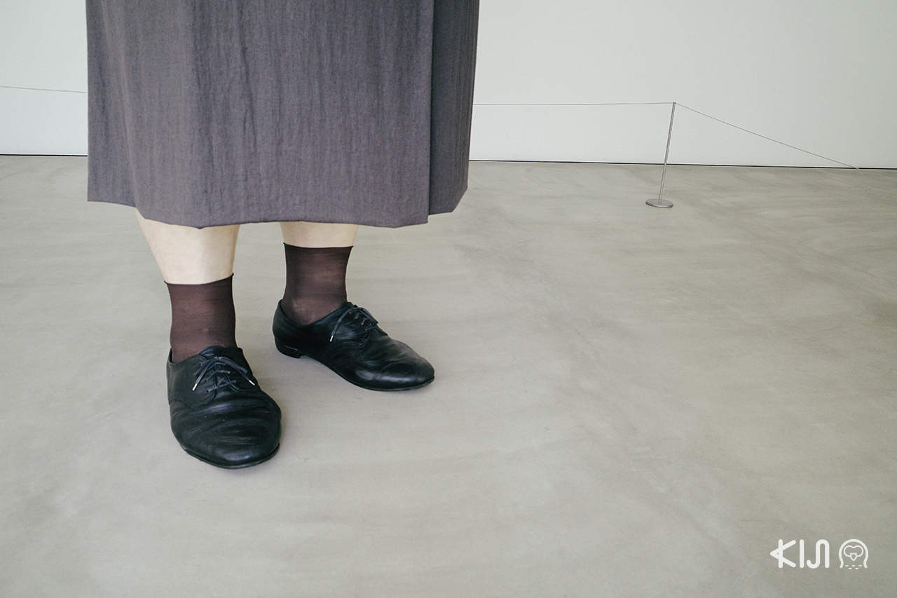 งานประติมากรรม Standing Woman by Ron Mueck อาโอโมริ (Aomori)