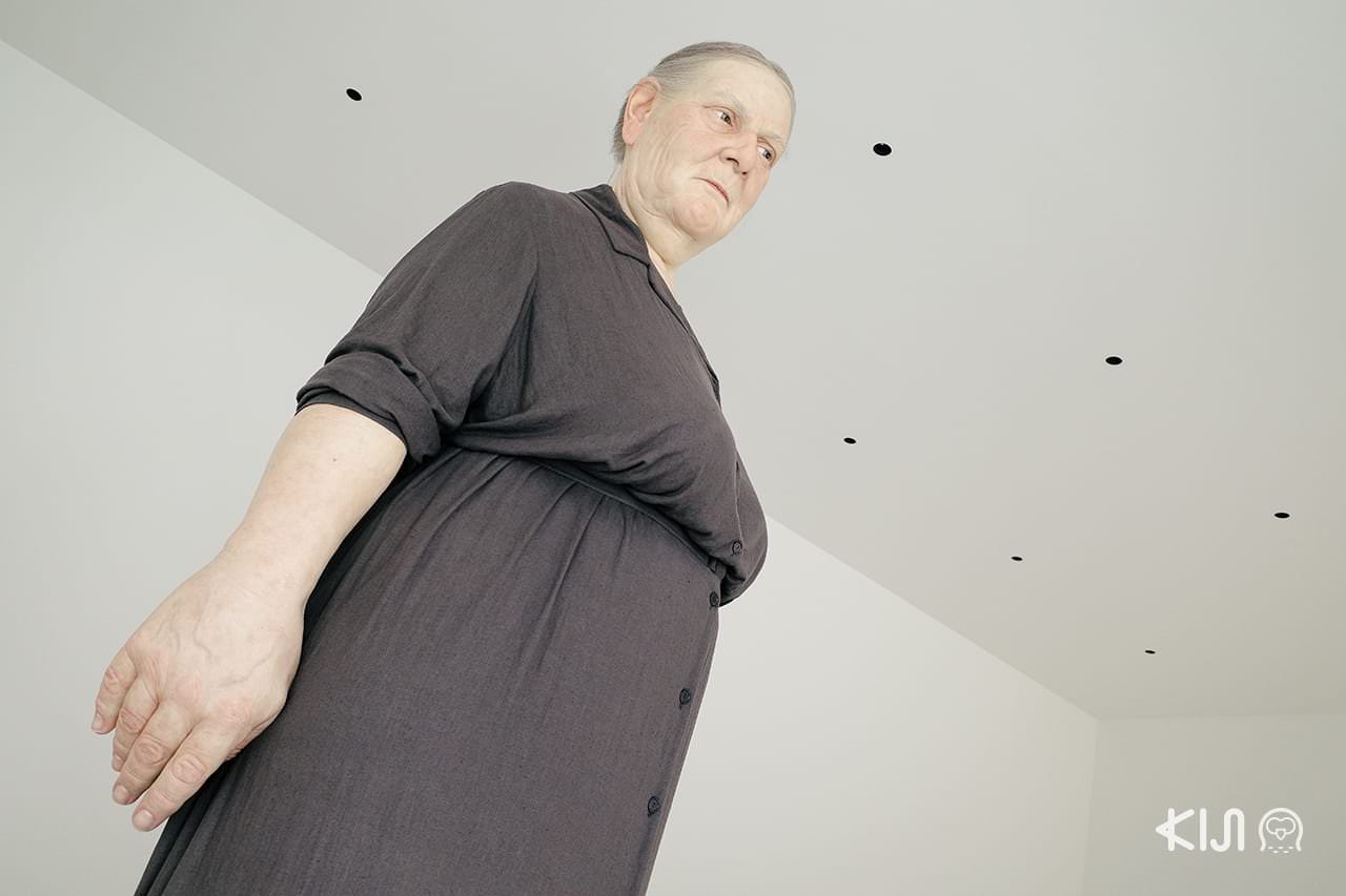 งานประติมากรรม Standing Woman by Ron Mueck จ.อาโอโมริ (Aomori)