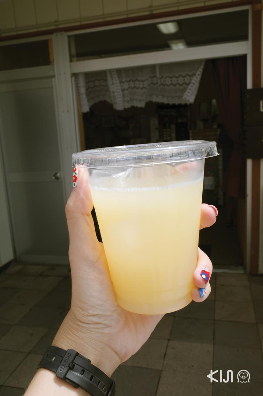 น้ำแอปเปิ้ลอาโอโมริคั้นสด หน้าสถานี Mt. Hakkoda Ropeway