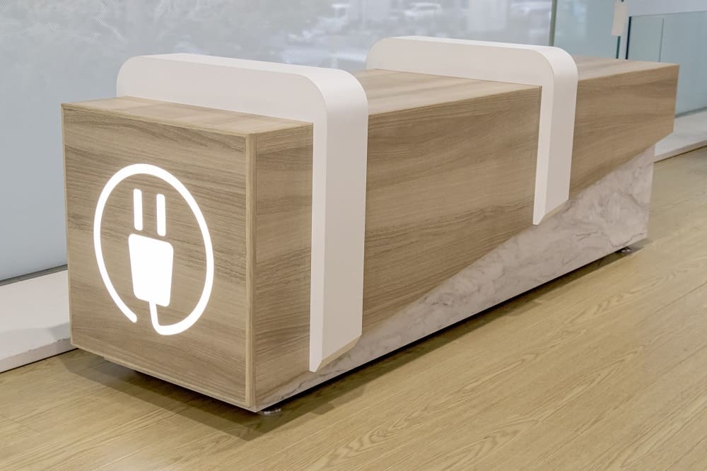 ม้านั่งชาร์จแบตที่สถานีชินจูกุ (Shinjuku Station)