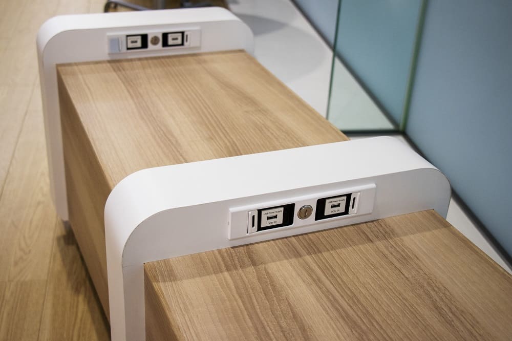 ม้านั่งชาร์จมือถือที่สถานีชินจูกุ (Shinjuku Station)