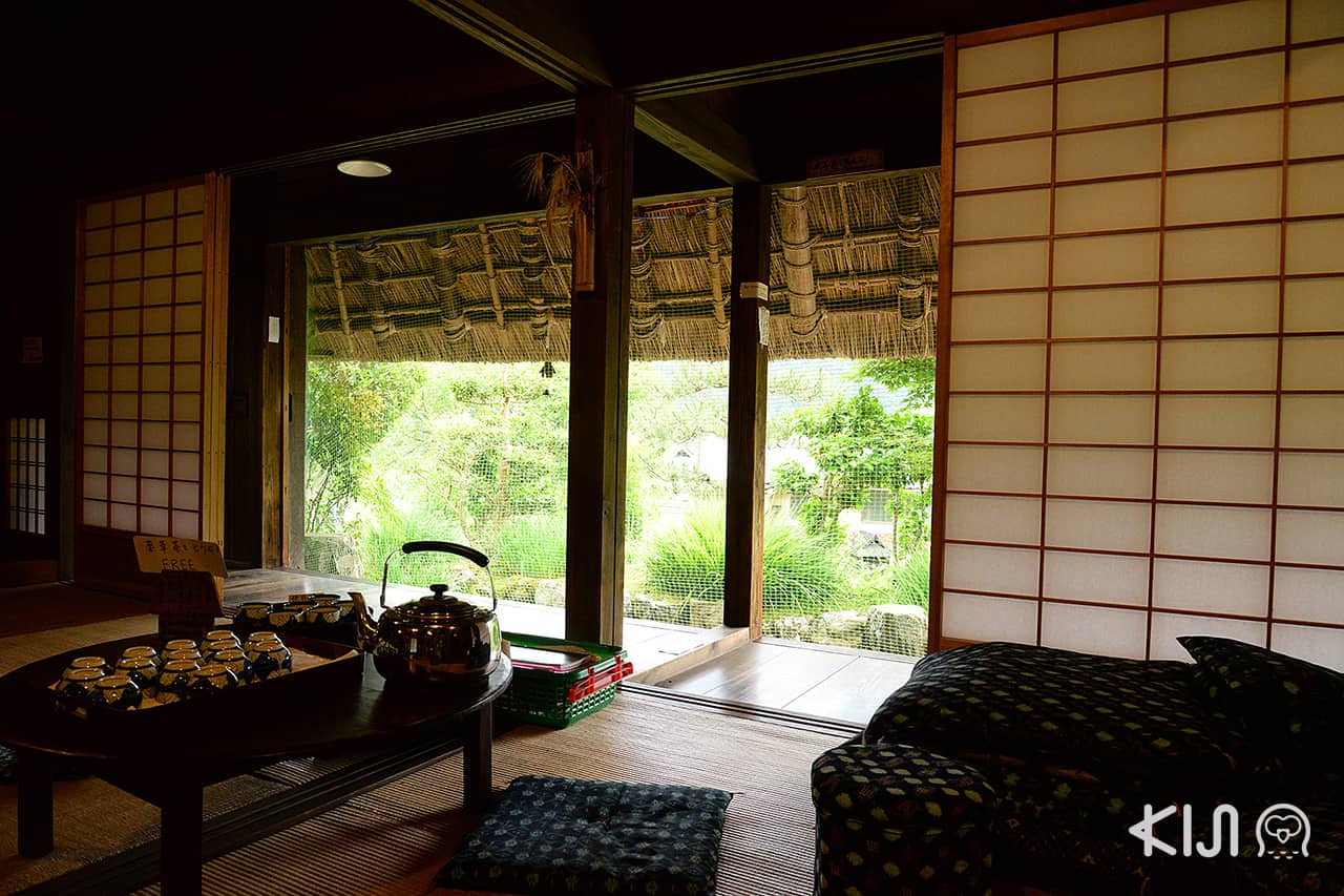 ภายในตัวบ้านเก่าของพิพิธภัณฑ์ Miyama Folklore Museum ในเกียวโต