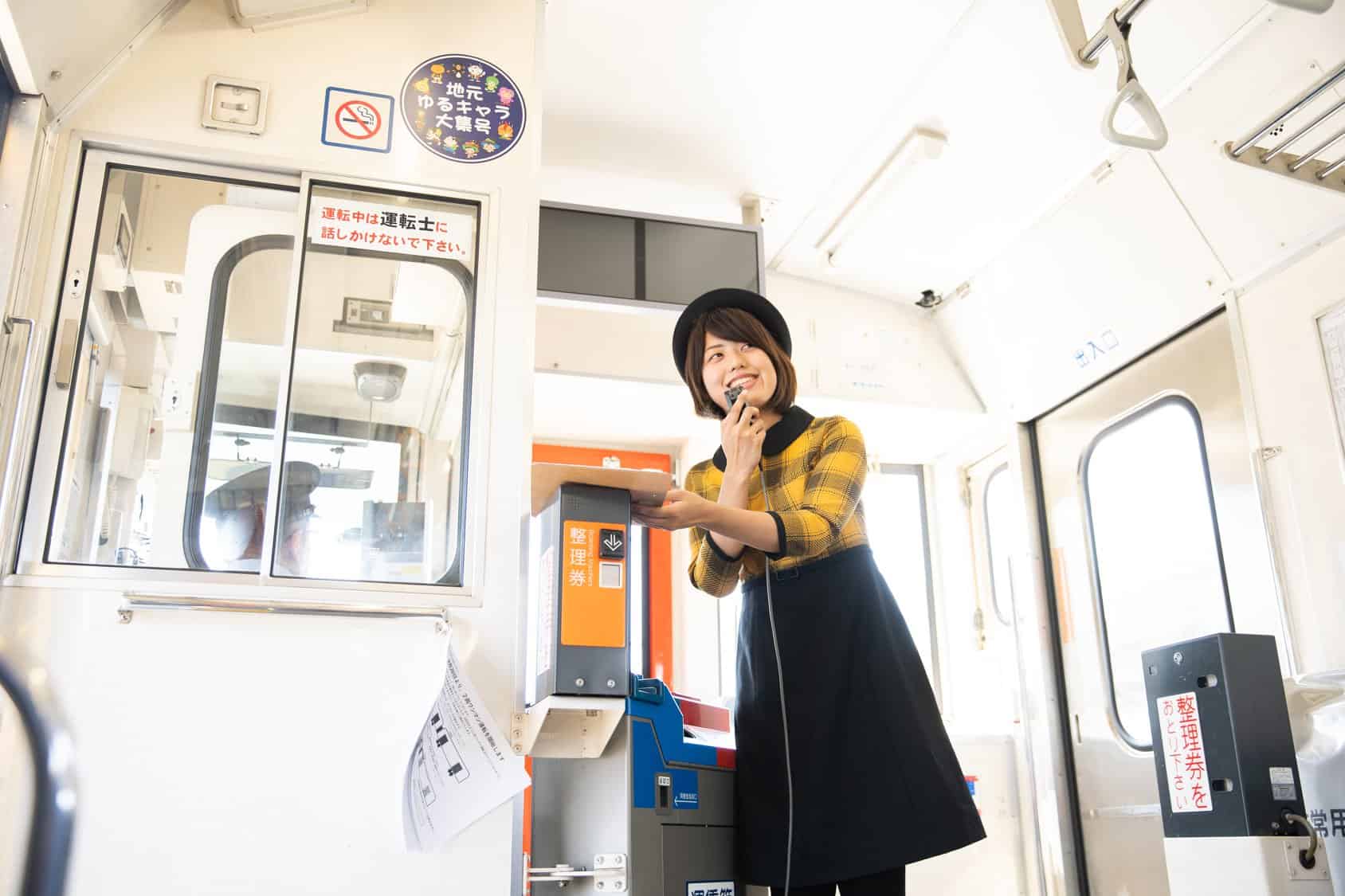 ภายในรถไฟ Shimatetsu Cafe Train มีไกด์คอยนำทาง 