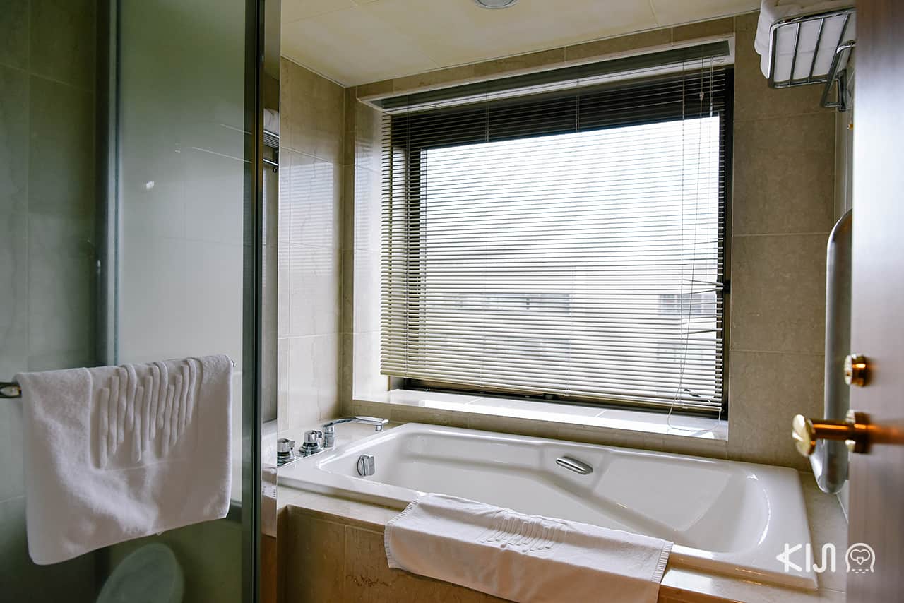  Deluxe Twin Room ของ Hotel Metropolitan Morioka (New Wing) แบ่งห้องอาบน้ำ และสุขาแยกกันอย่างเป็นสัดส่วน 