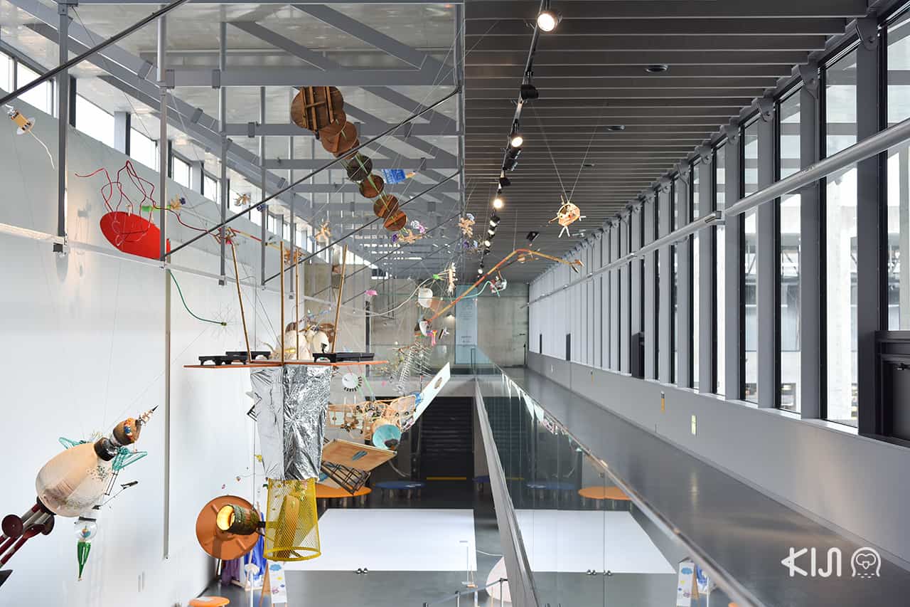 งานศิลปะภายใน Satoyama Museum of Contemporary Art - Barafuku แต่งชุดพองลม