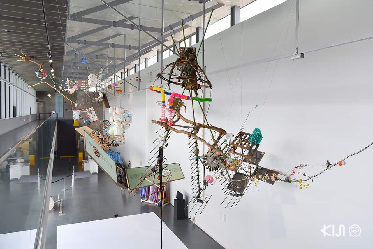 งานศิลปะต่างๆ ภายใน Satoyama Museum of Contemporary Art - Barafuku แต่งชุดพองลม