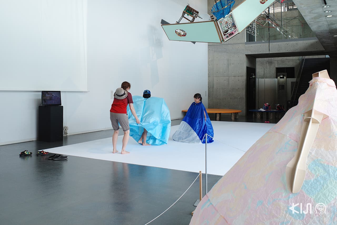 สวมชุดพองลม Satoyama Museum of Contemporary Art