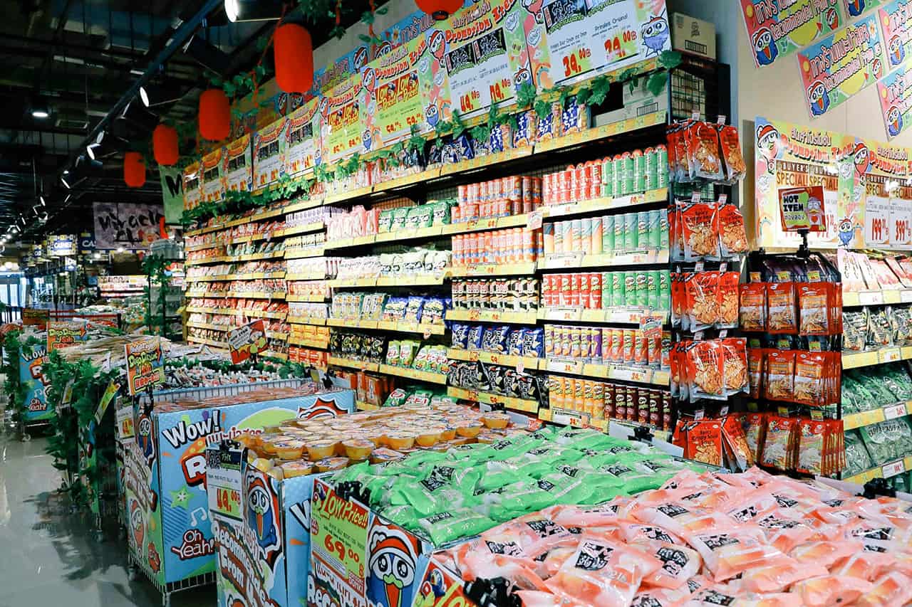 โซนขนมที่ DON DON DONKI THE MARKET BANGKOK ก็มีให้เลือกเพียบเหมือนกับเดินอยู่ที่ญี่ปุ่น