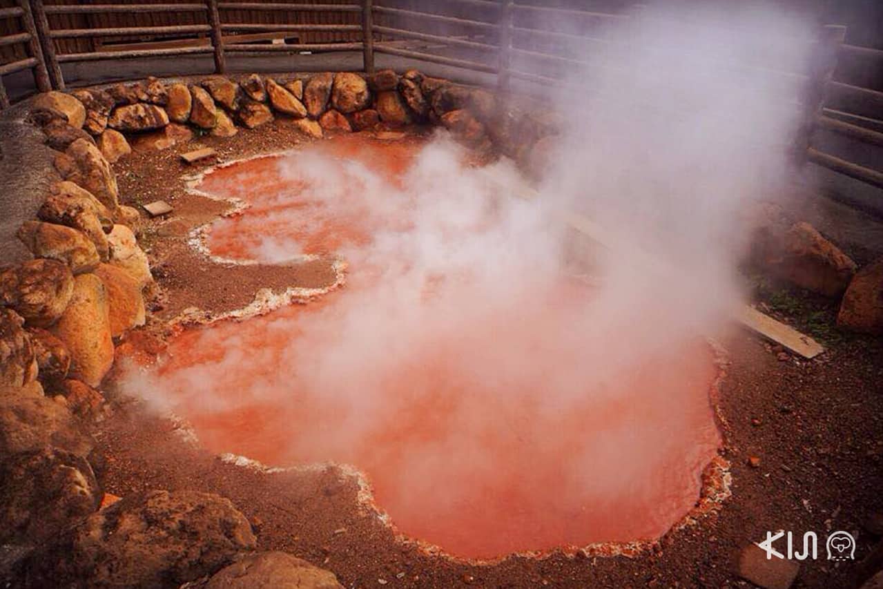บ่อน้ำพุร้อน Chinoke หรือบ่อโคลนสีแดงเป็นบ่อน้ำพุธรรมชาติที่เก่าแก่ที่สุดในญี่ปุ่น ตั้งอยู่ที่เมือง Beppu