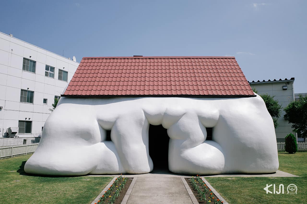 Fat House บ้านรูปทรงประหลาดของ Erwin Wurm แฝงไปด้วยเรื่องราวเสียดสีสังคม จัดแสดงที่ Towada Art Center