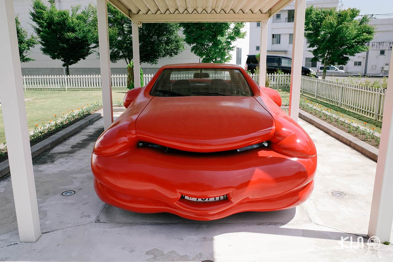 Fat Car สัญลักษณ์ของลัทธิบริโภคนิยมที่ถูกค่านิยมทับซ้อนกันจนบวมและล้นออกมา จัดแสดงที่ Towada Art Center เช่นกัน