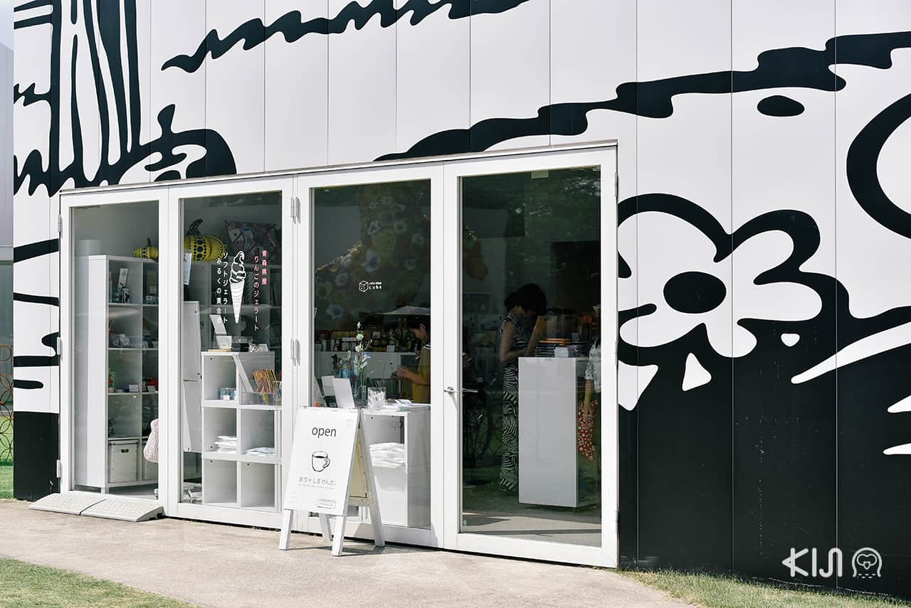 โซนคาเฟ่และช็อปขายของที่ระลึกซึ่งพื้นที่บริเวณนี้ก็เป็นผลงาน Michael Lin ณ Towada Art Center