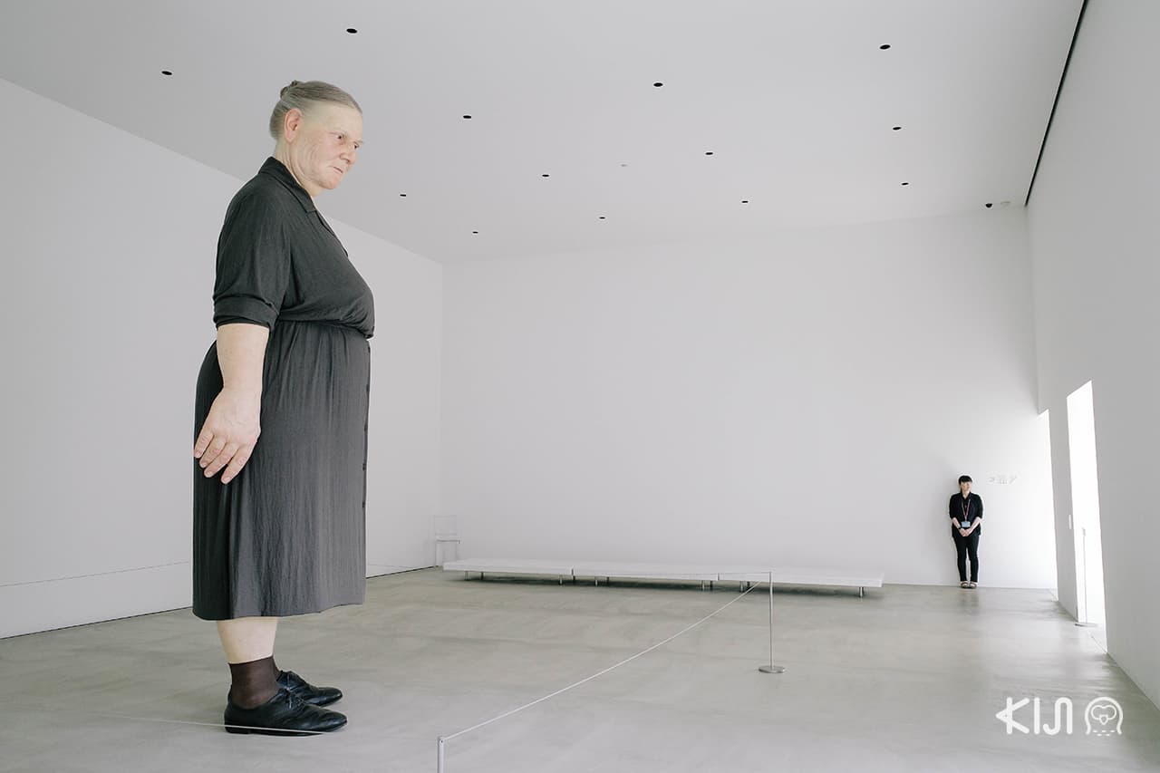 Standing Woman ผลงานของ Ron Mueck ศิลปินชาวออสเตรเลียที่ Towada Art Center