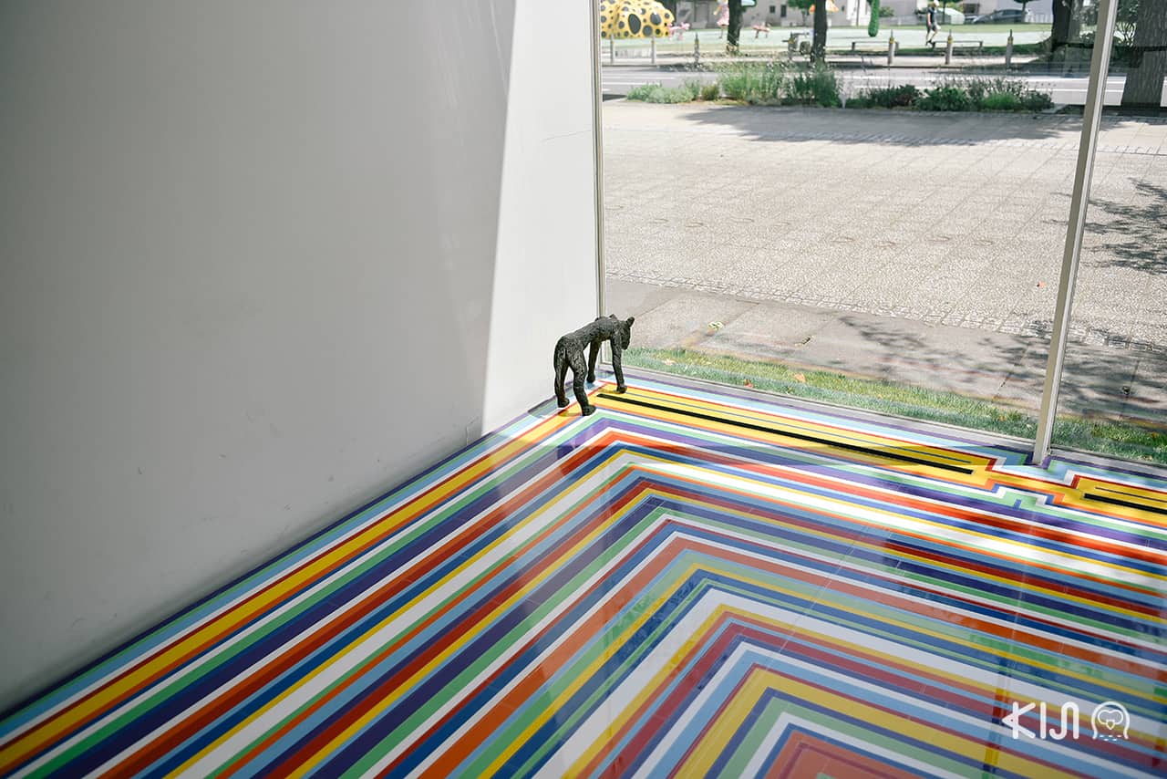 Zobop เป็นการใช้เทปไวนิลสีสันสดใสสร้างเป็นแพทเทิร์นทำให้เกิดมิติบนพื้นโดย Jim Lambie (Towada Art Center)