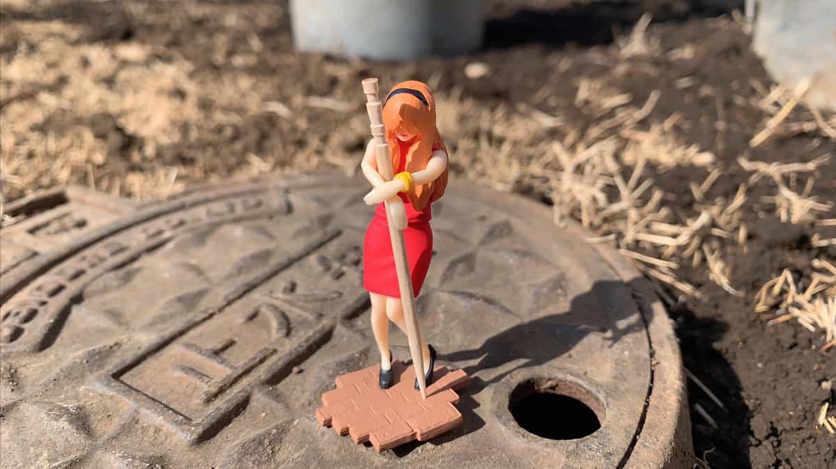 Yopparai Nau หญิงสาวชุดแดงที่กอดเสาไฟฟ้า