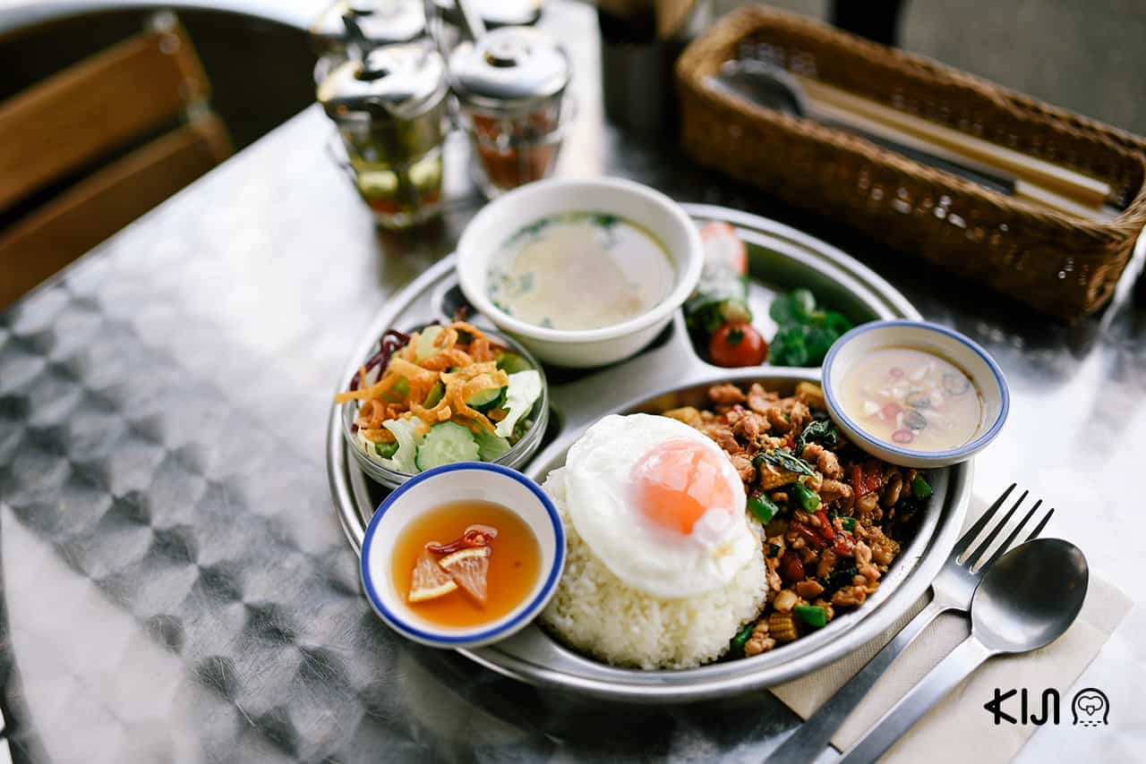 ข้าวกะเพราไก่ไข่ดาว ซิกเนเจอร์เมนูของร้าน Pepa Cafe Forest