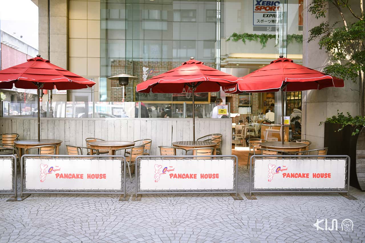 The Original Pancake House สาขาคิชิโจจิมีที่นั่งแบบเอาท์ดอร์ติดริมถนน