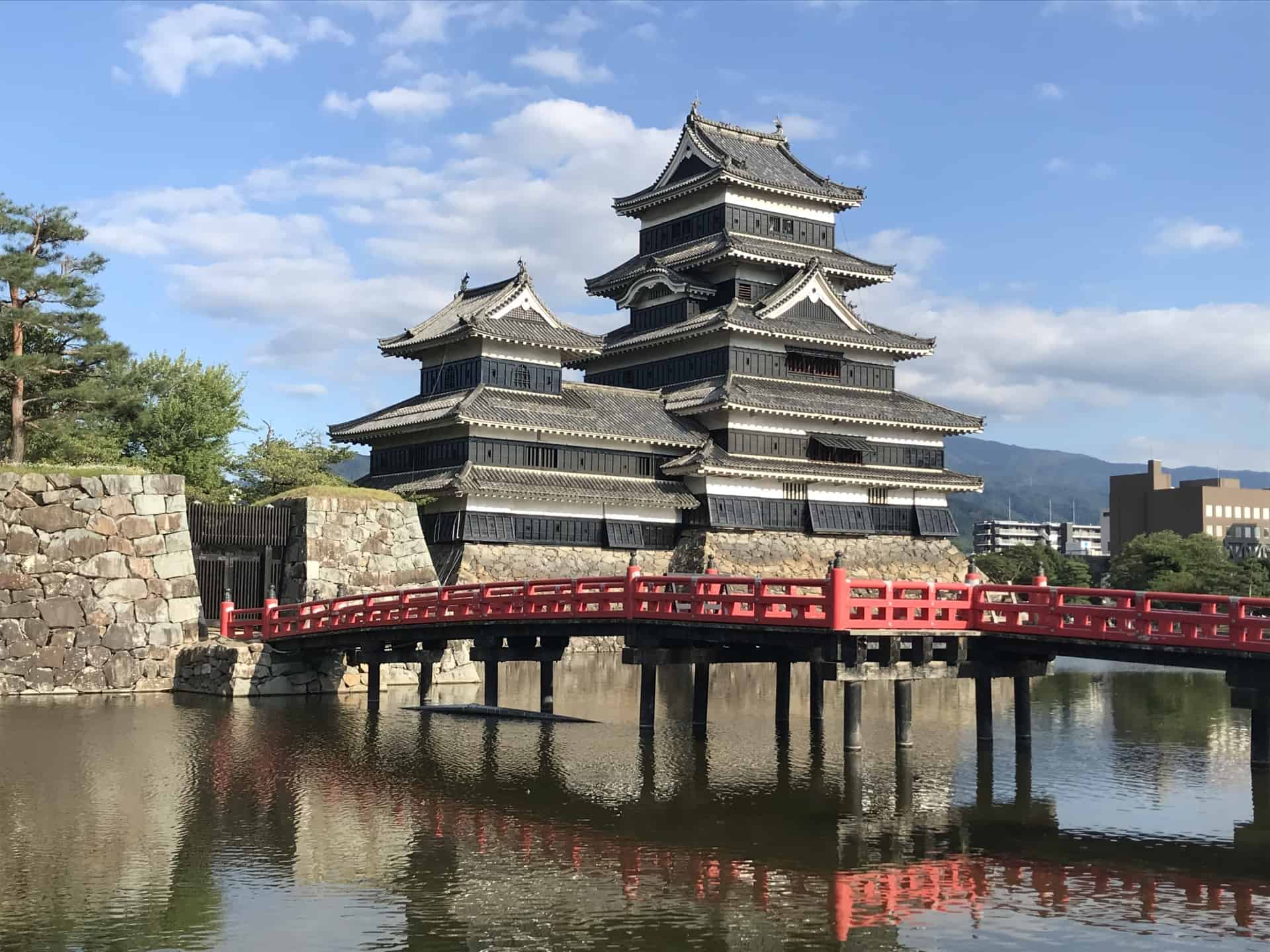 ปราสาทมัตสึโมโตะ (Matsumoto Castle) ปราสาทญี่ปุ่น สีดำซึ่งเป็นที่นิยมในหมู่นักท่องเที่ยวมาก