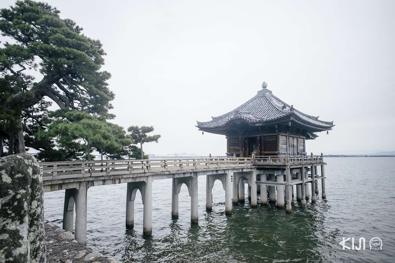 Ukimido (Kaimonzan Mangetsuji Temple) วัดที่สร้างยื่นออกไปในทะเลสาบสวยงามราวกับลอยอยู่บนผิวน้ำในเมืองโอตสึ (Otsu)