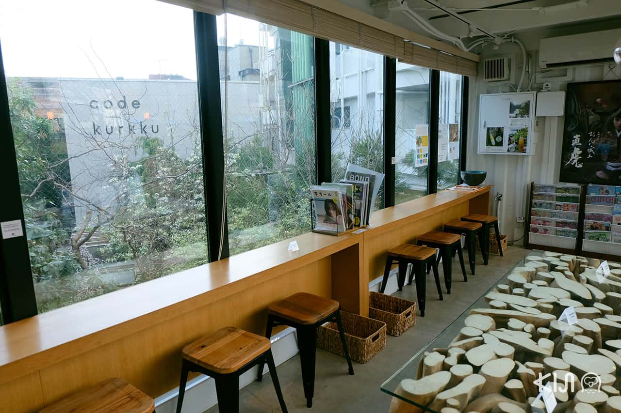 Container Zone รวมร้านค้ากรุบกริบเล็กๆ ชั้นหนึ่งขายอาหารและเครื่องดื่ม ชั้นสองขายสินค้าเก๋ๆ ใน Yoyogi Village