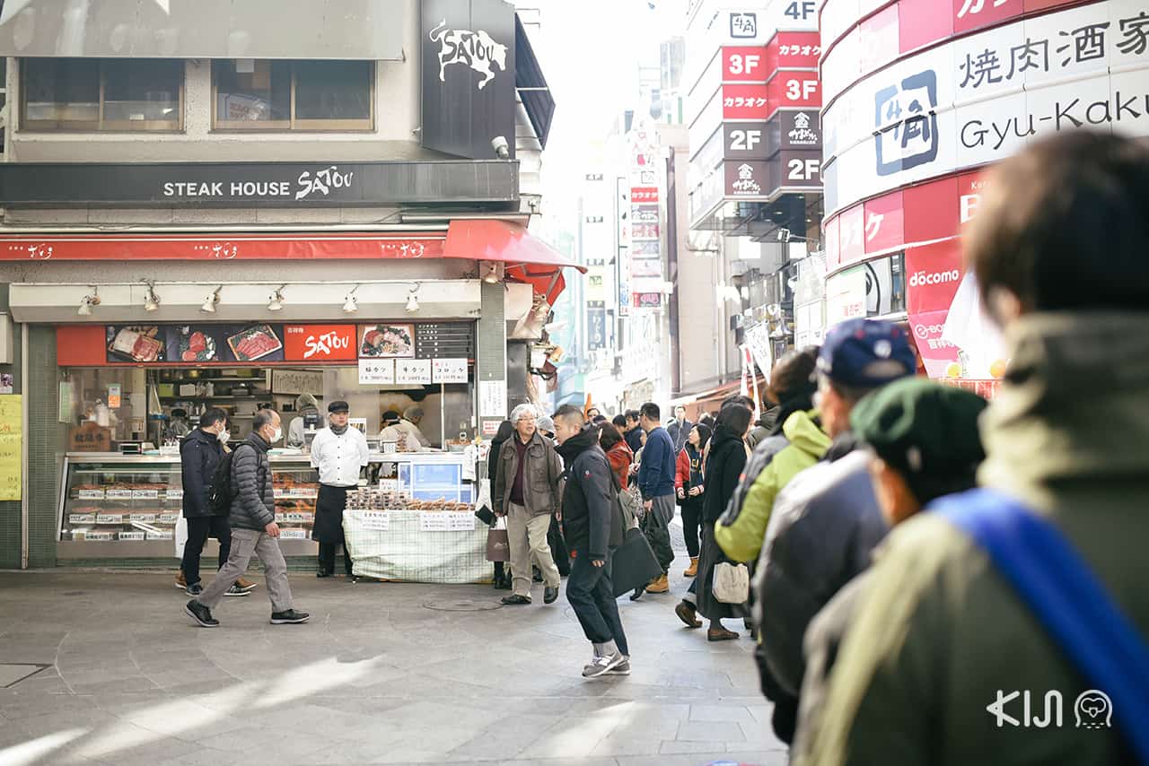 เมนชิคัตสึหรือเนื้อบดชุบแป้งทอดชื่อดังแห่ง คิชิโจจิ ที่ต้องยอมต่อคิวยาวเกือบ 20 คิวเพื่อสั่งซื้อ!