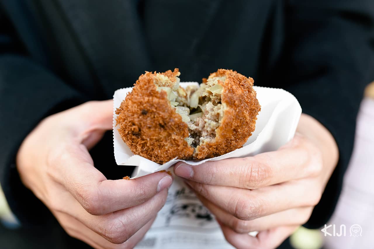 เมนชิคัตสึหรือเนื้อบดชุบแป้งทอดของร้าน Satou ในย่าน คิชิโจจิ