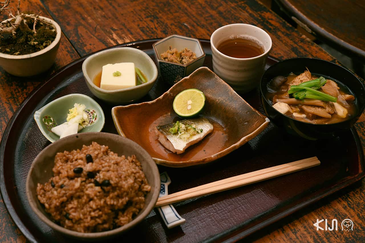 เมนูอาหารของร้าน Yuwaeru ตามหลักตามหลักอิชิจู-ซันไซ