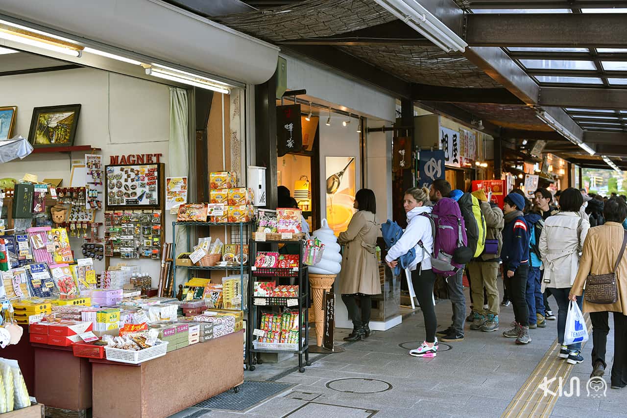 บรรยากาศโซนร้านขายของกินและของที่ระลึกน่าแวะเมื่อไป เที่ยวนิกโก้ 