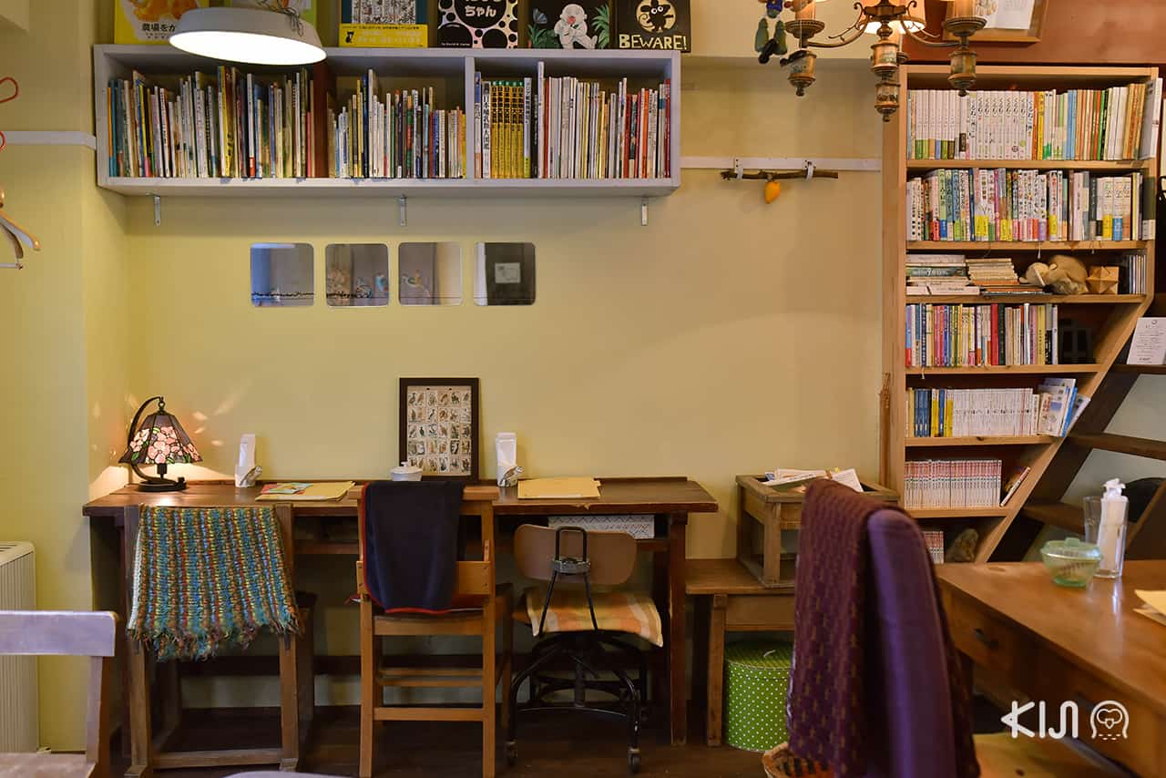 Hitsuji Sabo เต็มไปด้วยหนังสือดีมากมายที่เจ้าของร้านคัดสรร