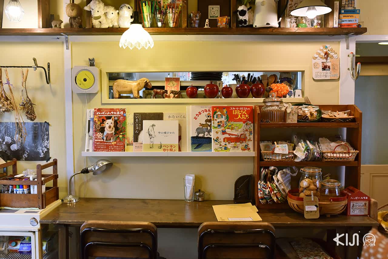 ภายในร้าน Hitsuji Sabo เต็มไปด้วยของแต่งบ้านจิปาถะมากมาย